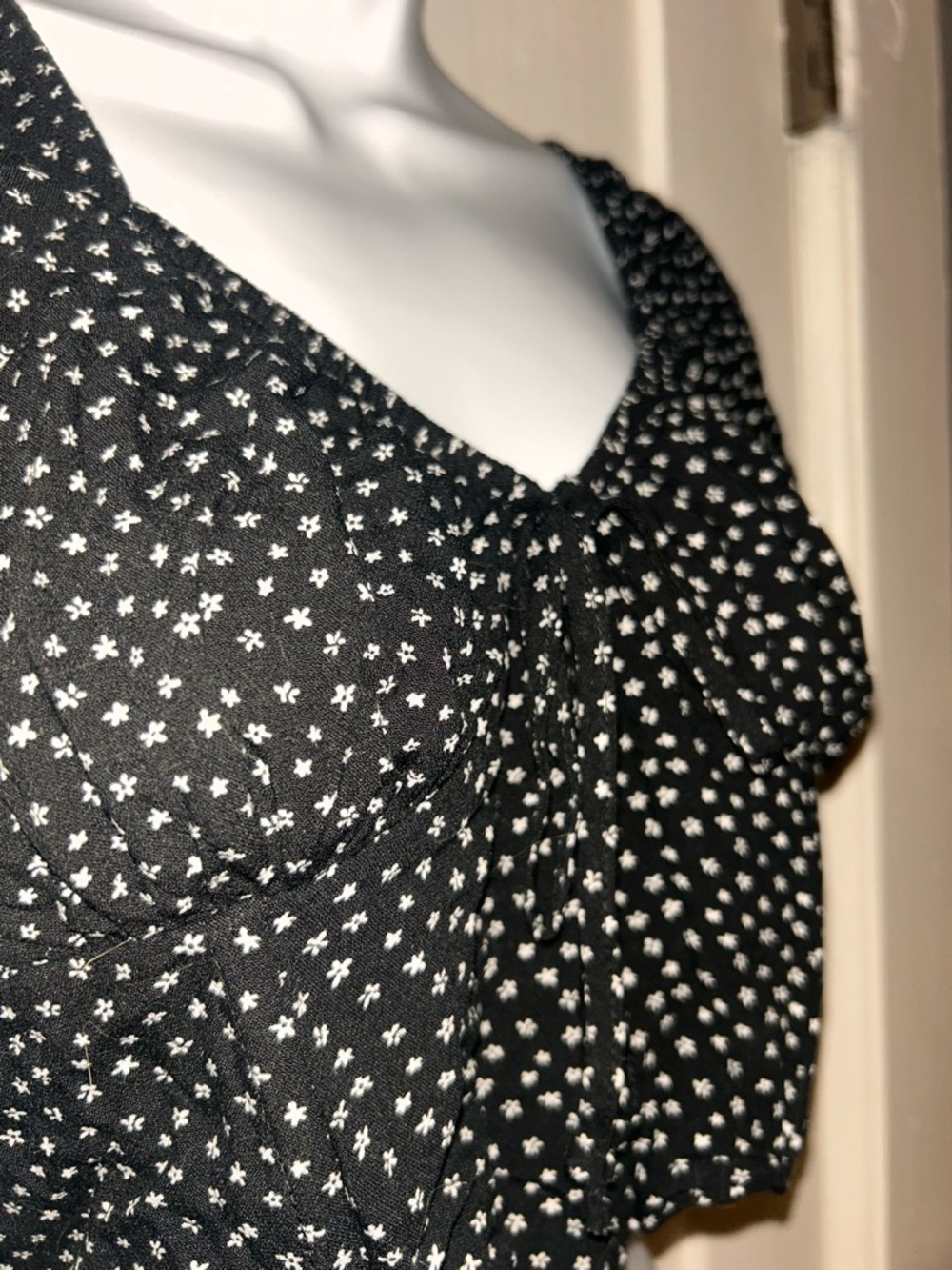 La Hearts Black Floral Ditsy Crop Top - Picture 2 of 6